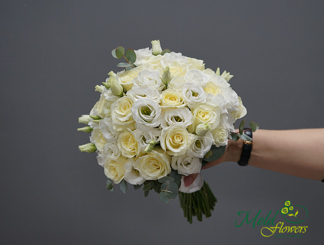 Букет невесты из белой эустомы и розы + бутоньерка Фото